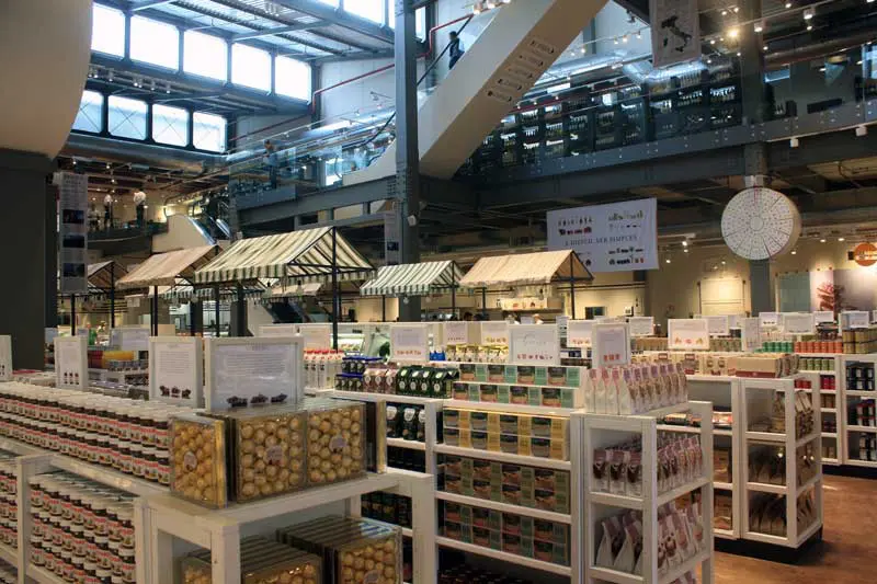 A merceria do Eataly oferece Cafés, chocolates, cervejas, vinhos, licores, destilados, laticínios, águas especiais, utensílios para o lar, livros, e tudo mais ligado à comida.