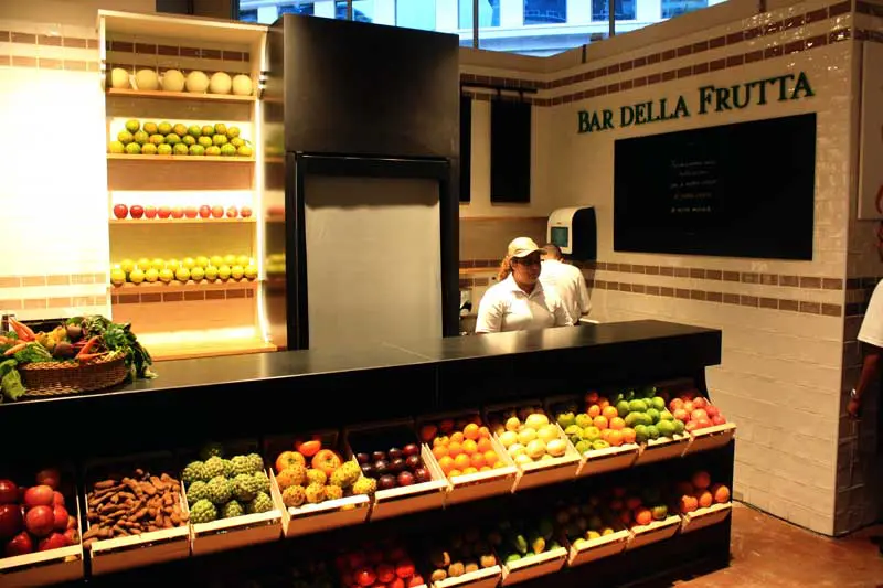 Um projeto que nasceu no Brasil e poderá ser seguido em outras lojas pelo mundo. O Bar Della Frutta oferecerá sucos feitos na hora com as frutas mais frescas vindas do Hortifrutti.