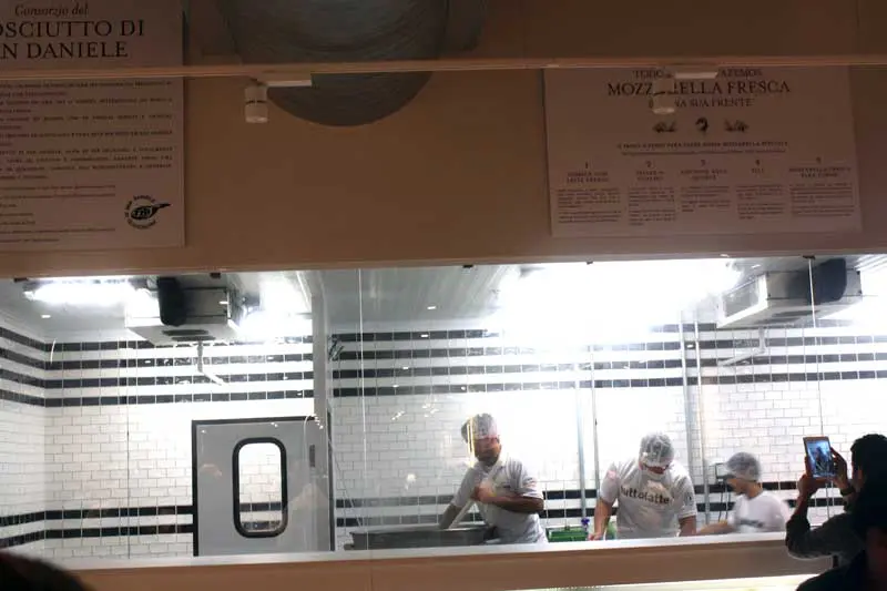Todo os dias, produção de muçarela fresca na frente dos clientes.