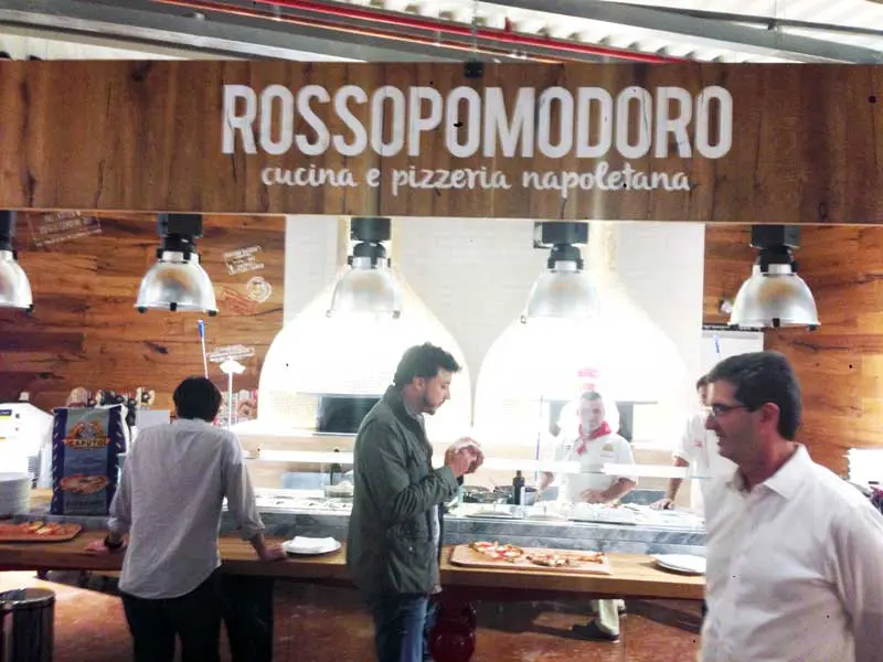 Quer comer uma pizza estilo Napolitano? No Eataly tem. A crosta alta e macia, com crescimento da massa por 24 horas.