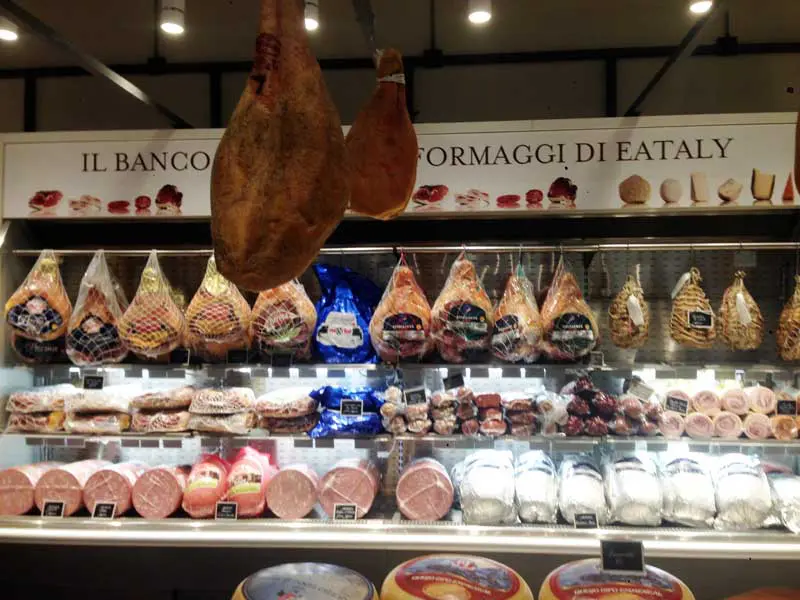 Meu lugar preferido do Eataly. O I Salumi vende os melhores embutidos da Itália, entre eles o Prosciutto di Parma Dop.