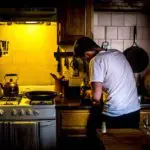 Homem-cozinhando